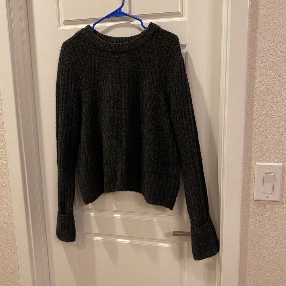 Divided H & M pullover sweater with rolled sleeve cuffs in size L